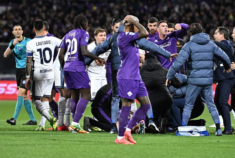 El futbolista Edoardo Bove, jugador de la Fiorentina, es atendido en el suelo después de sufrir una descompensación en pleno partido contra el Inter de MIlán por la Serie A de Italia.