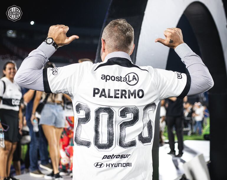 El argentino Martín Palermo, entrenador de Olimpia, con la casaca de renovación hasta diciembre de 2026.