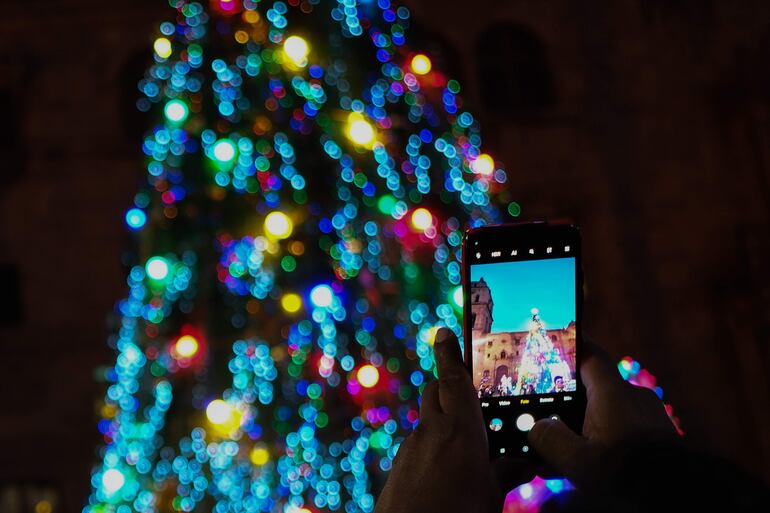 La fiebre por tener el árbol más alto de Navidad no solo ha llegado a España, sino también a Portugal, donde la localidad de Ermesinde se enorgullece de tener el más grande del país, con 55 metros de altura, al que se puede llegar en un tren de vapor de casi 100 años.