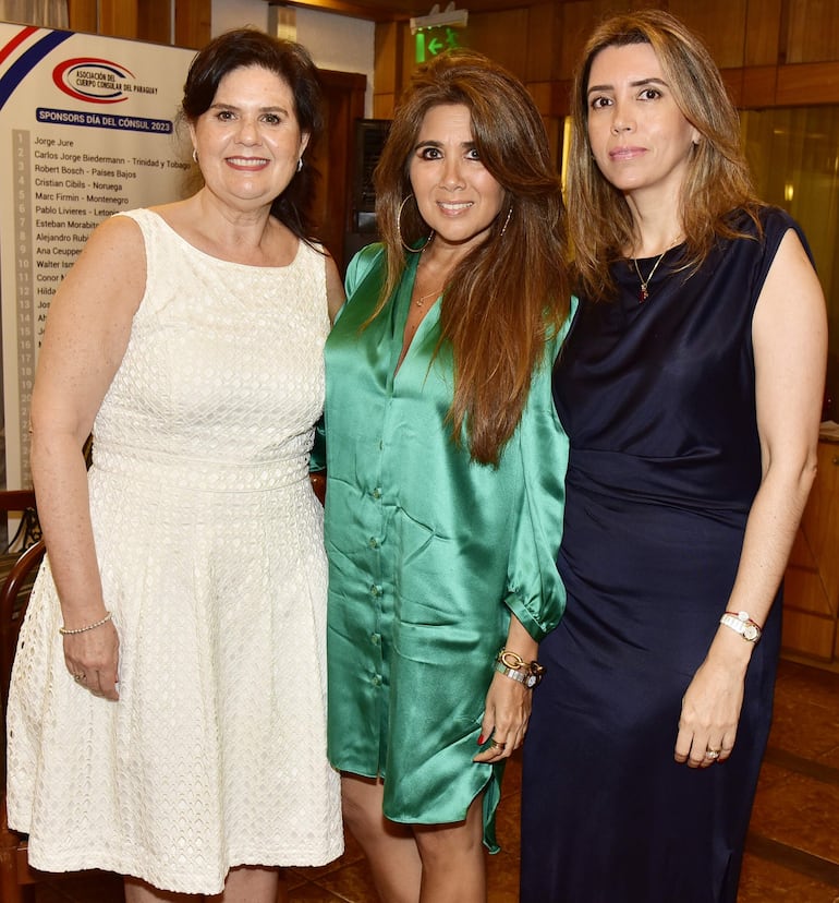 Ana Ceuppens, Karina Quevedo y Rossana Firmin.