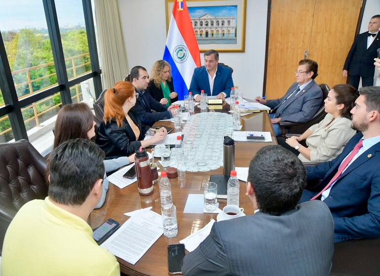 La mesa directiva de Diputados fue presidida por el vicepresidente 1°, Carlos Arrechea (ANR, B), por el viaje oficial a Hungría del titular, Raúl Latorre (ANR, HC).