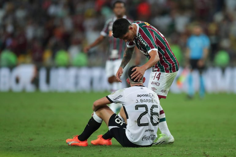 German Cano, jugador de Fluminense, se despide de Junior Barret, futbolista de Olimpia, en un partido de los cuartos de final de la Copa Libertadores en el estadio Maracaná, en Río de Janeiro, Brasil.