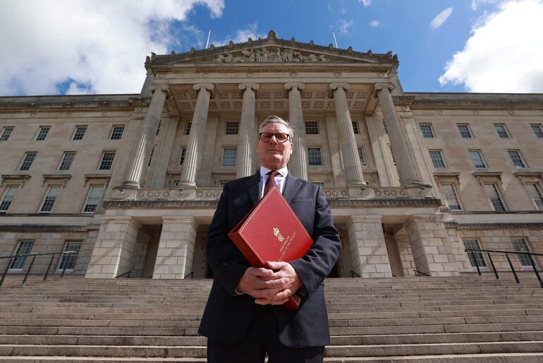 El primer ministro británico Keir Starmer fuera de la sede del Parlamento de Irlanda del Norte en Stormont, este lunes.