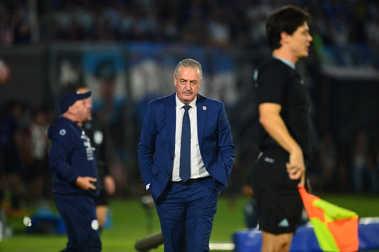 El argentino Gustavo Alfaro, entrenador de la selección de Paraguay, durante el partido frente a Argentina por la fecha 11 de las Eliminatorias Sudamericanas 2026 en el estadio Defensores del Chaco, en Asunción.