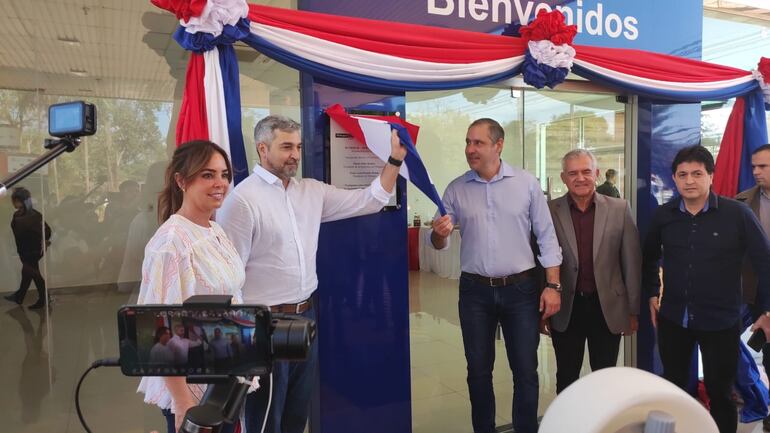 El presidente Mario Abdo acompañado de la primera dama Silvana López Moreira y otras autoridades participaron del acto de apertura de la novena estación de servicios propia de Petropar, en Hernandarias.