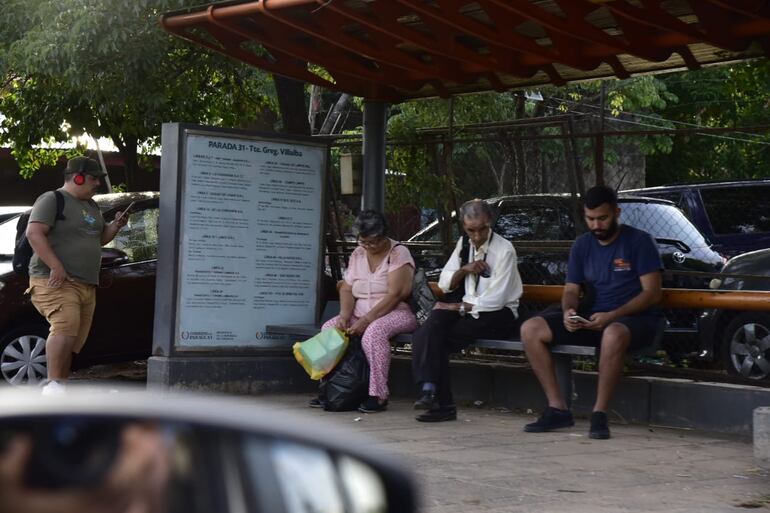 Espera de entre 20 a 30 minutos para abordar buses.