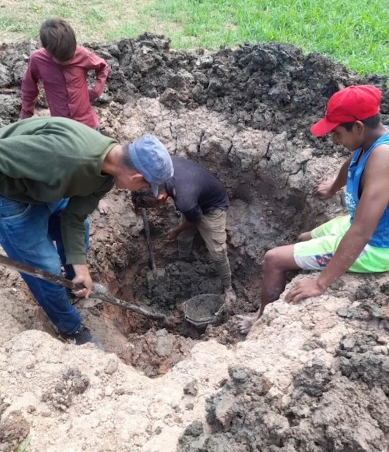 Comunidades buscan agua de donde pueden.