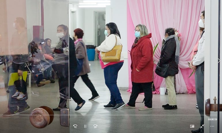 Fila de pacientes en la Clínica Boquerón del IPS, donde falta la atención a varias especialidades médicas, denuncian pacientes.