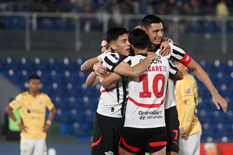 Los jugadores de Libertad celebran un gol en el partido frente a Universidad Católica de Ecuador por los playoffs de octavos de final de la Copa Sudamericana 2024 en el estadio Defensores del Chaco, en Asunción.