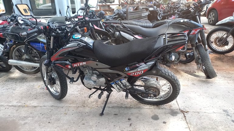 La motocicleta incautada en poder de los barrabravas de Olimpia detenidos.