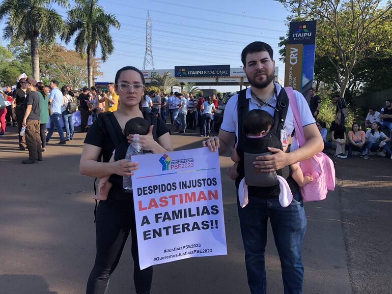 Protesta de funcionarios desvinculados de Itaipú.