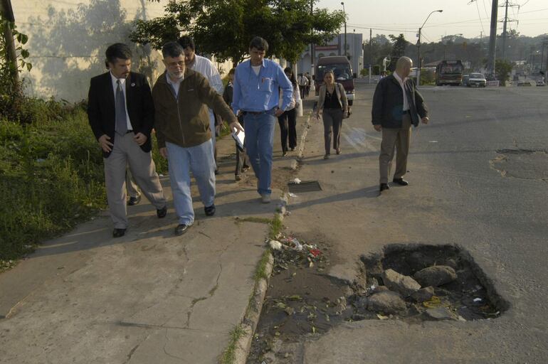 En el 2007, una comitiva encabezada por el entonces fiscal Arnaldo Giuzzio detectó varias irregularidades en obras realizadas en Lambaré.