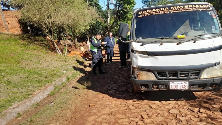 Agentes policiales recabando los datos del furgón que atropelló accidentalmente a la criatura.