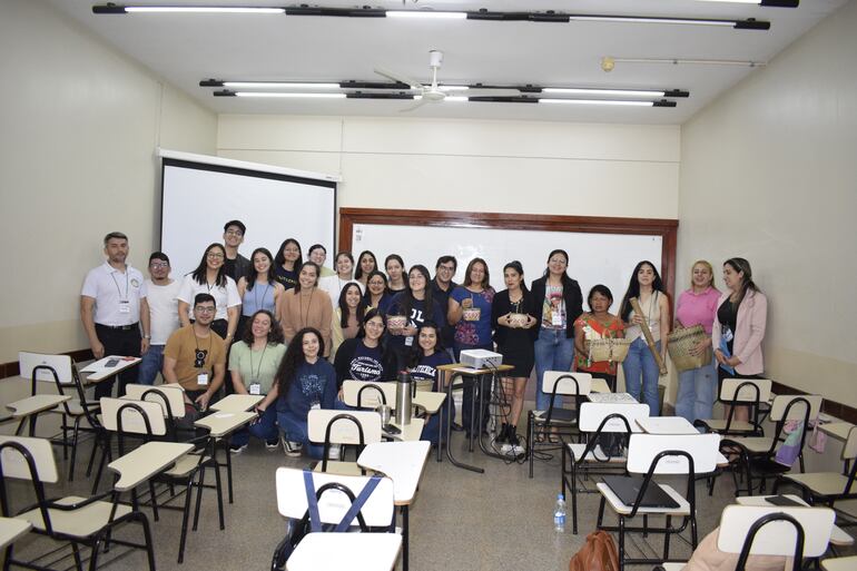 Asistentes en uno de los cursos del XX Encuentro Científico Tecnológico en la FPUNE.