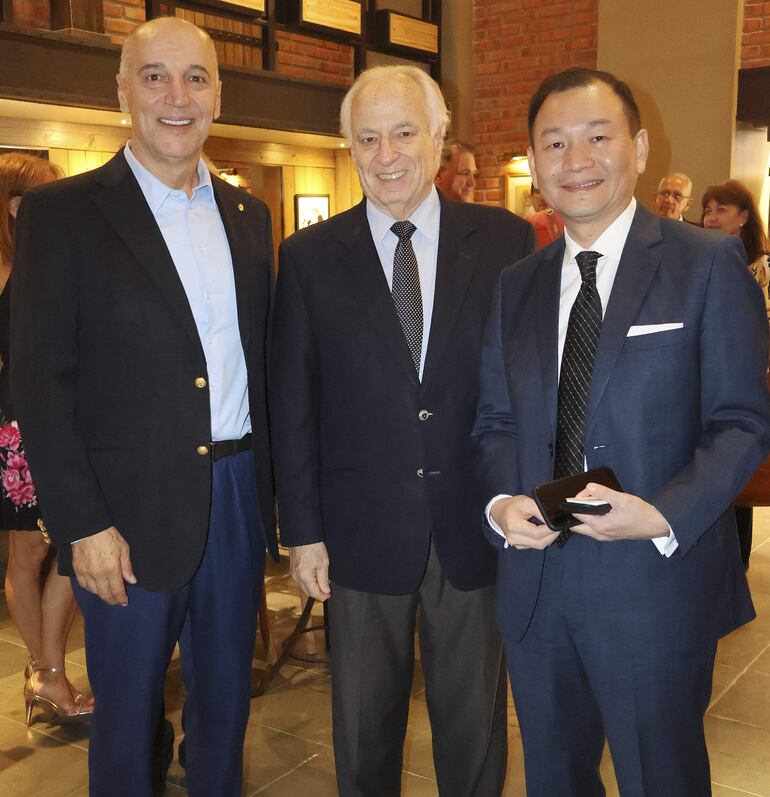 Alex Hammoud, Óscar Mersán Galli y el embajador de la República de China (Taiwán), José Han. 