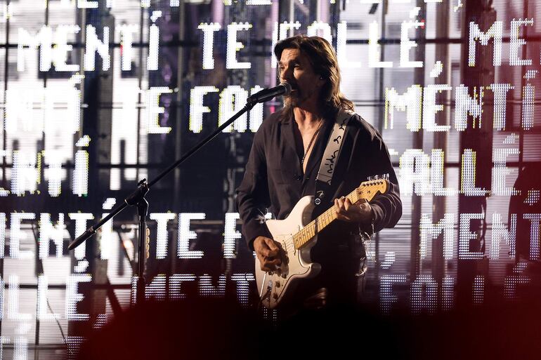 El cantante colombiano Juanes durante su actuación en la gala anual de los Latin Grammy, celebrada este jueves en Sevilla.
