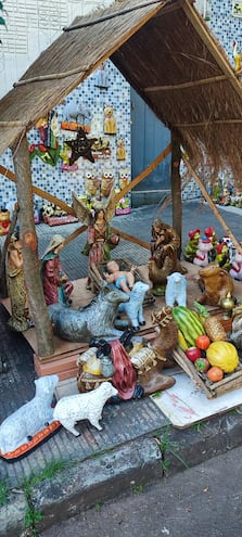 Pesebre tradicional con figuras de cerámica elaborado por artesanos de Areguá.