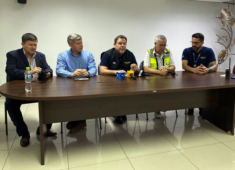 Autoridades policiales y aeroportuarias explicaron durante una conferencia de prensa detalles sobre la falsa alarma de bomba.