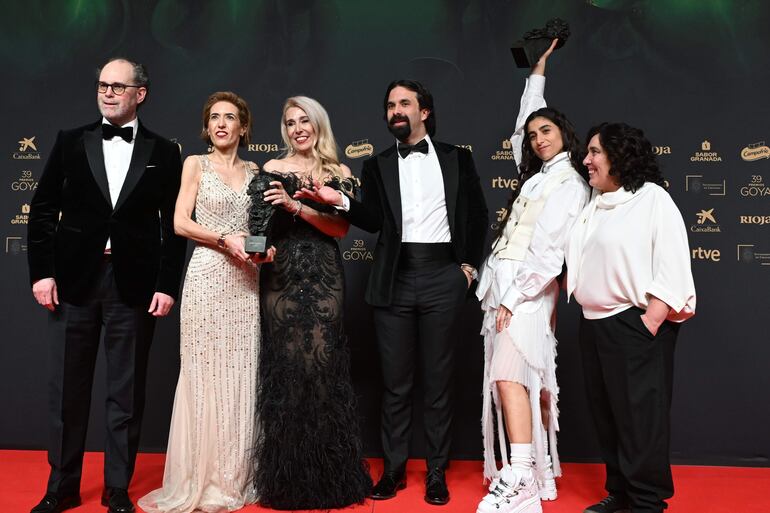 El equipo de "La infiltrada" tras recibir el Goya a mejor película en la 39 edición de los Premios Goya de la Academia de Cine.