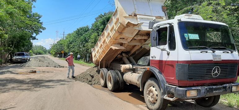 La municipalidad de Villeta firmará convenio con el mopc para recapar las calles. Actualmente utiliza ripio y desechos de cemento para las reparaciones.