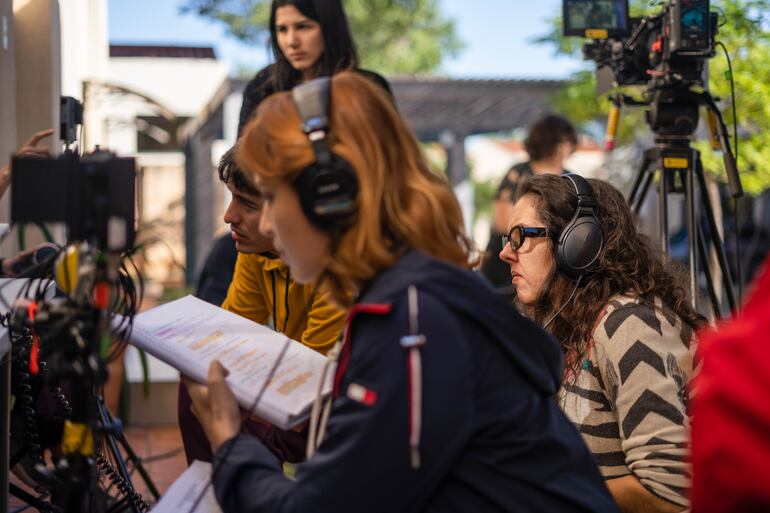 Dea Pompa (der.) en un momento del rodaje de su película "Distancia".