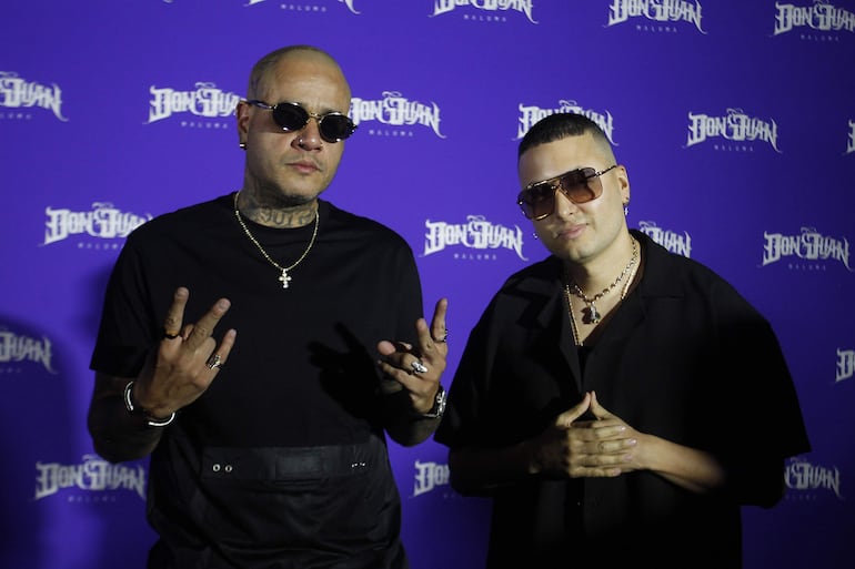 Los miembros de la agrupación Golpe a Golpe posa durante la alfombra morada de la fiesta de lanzamiento del nuevo trabajo discográfico de Maluma "Don Juan" hoy, en Medellín (Colombia). 