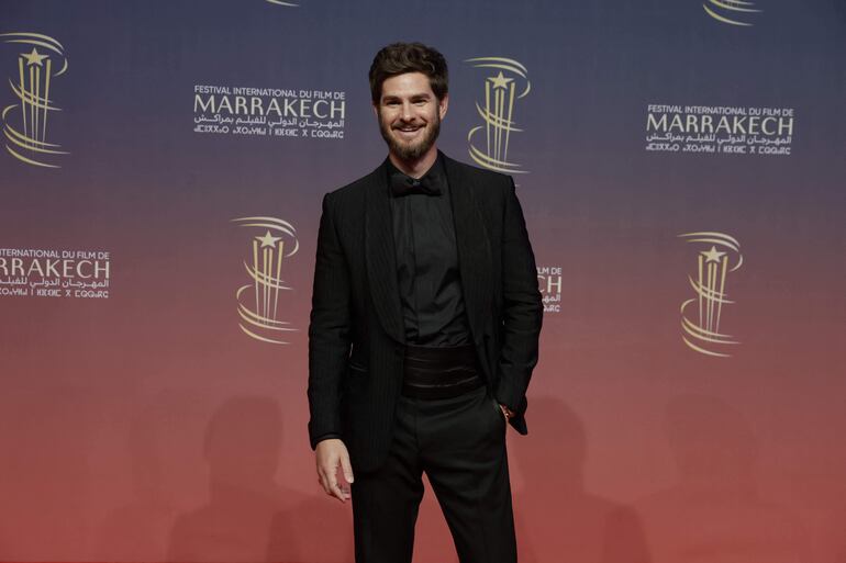 Andrew Garfield llegó con un look "Total Black" al Marrakech International Film Festival 2024. (AFP)