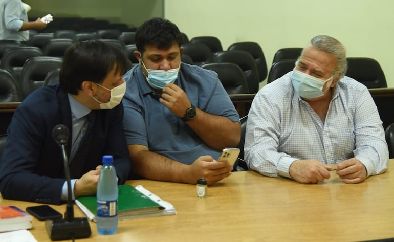 El abogado Claudio Lovera, con sus clientes Rubén González Chaves y su padre Óscar González Daher (OGD), en pleno juicio.