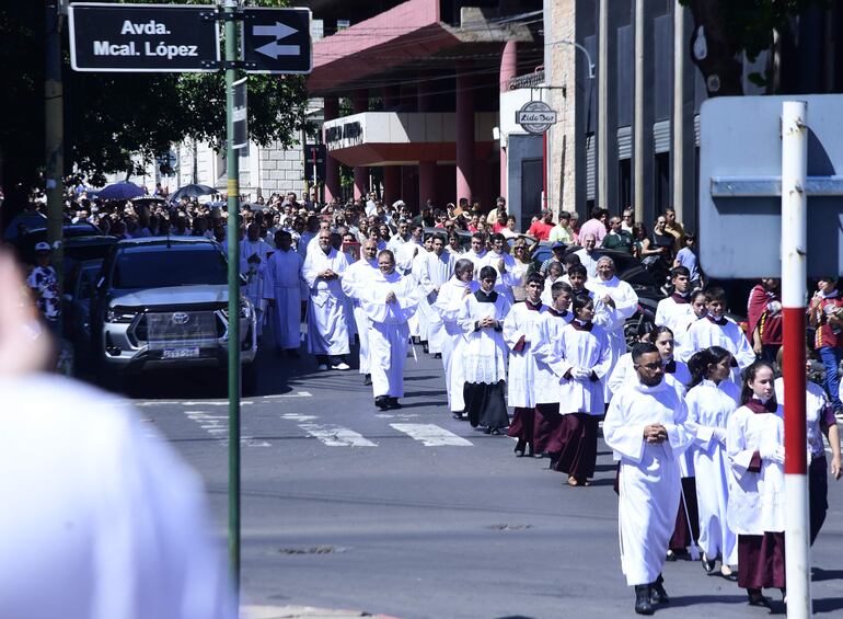 Religiosos y monaguillos lideraron la procesión hasta la Catedral Metropolitana de Asunción.