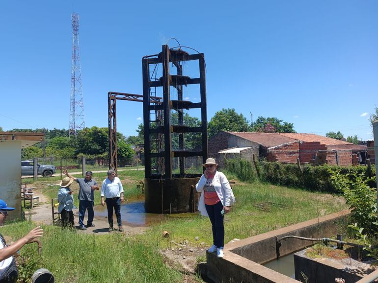 Autoridades del Centro de Formación Comunitaria (Cefoco) visitaron la planta de tratamiento de la Junta de Saneamiento de Tacuaras.