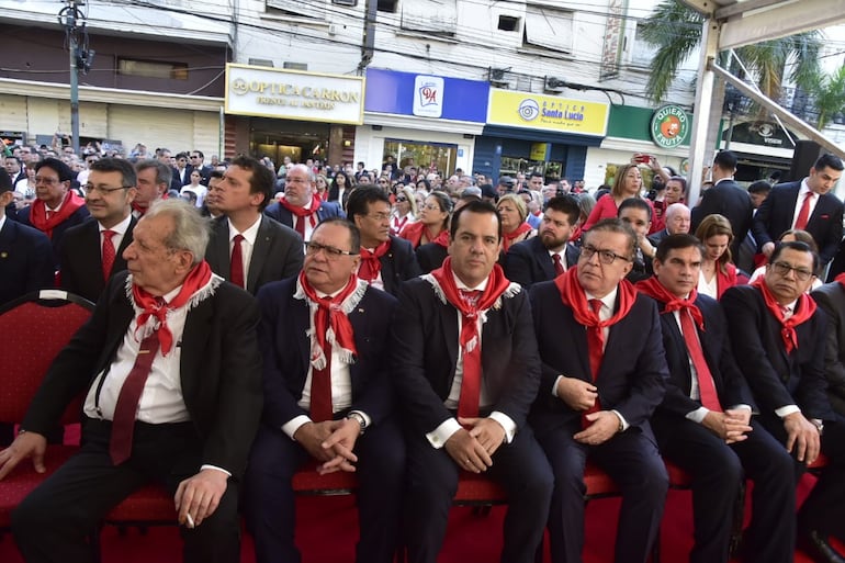 Juan Carlos Galaverna, José Alberto Alderete, Rodolfo Max Friedmann, Nicanor Duarte Frutos y otros dirigentes colorados, en primera fila de los festejos por el aniversario de la ANR, frente al Panteón Nacional de los Héroes.