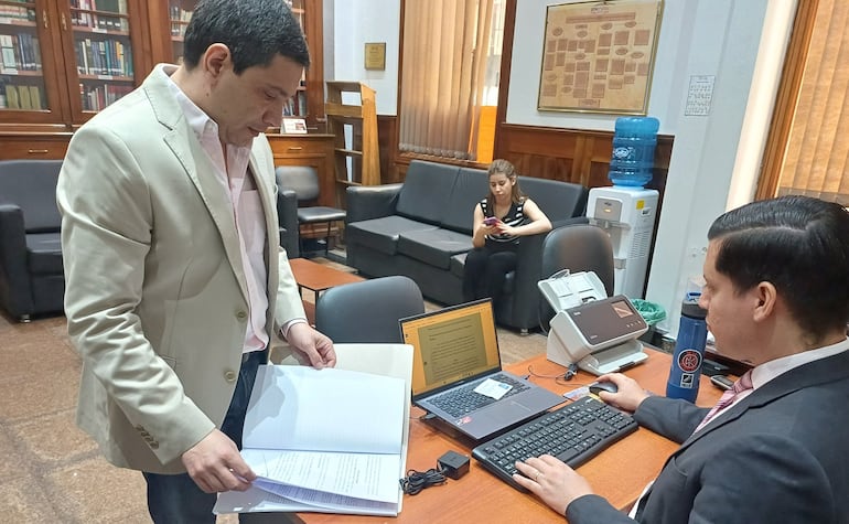 El exdirector de la PMT Juan Villalba con documentos en la mano.