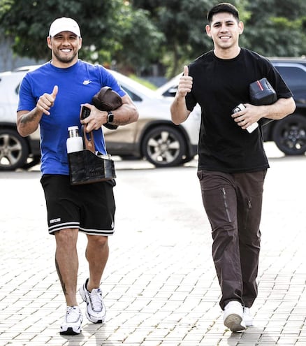 Saúl Salcedo (derecha), transferido al Newell's Old Boys, en compañía de Richard Ortiz.