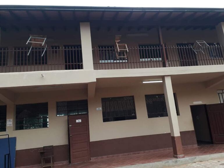 Sillas colgadas en el barandal de seguridad del segundo piso del colegio Nacional, Don Laureano Romero Ortiz, de San Miguel.