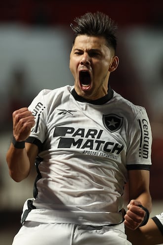 Óscar Romero gritando un gol con la casaca de Botafogo.