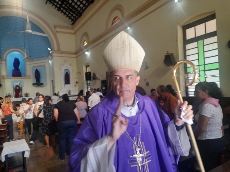 El obispo del Chaco, monseñor Gabriel Escobar, impartiendo la bendición al término de la misa en la catedral de Fuerte Olimpo.