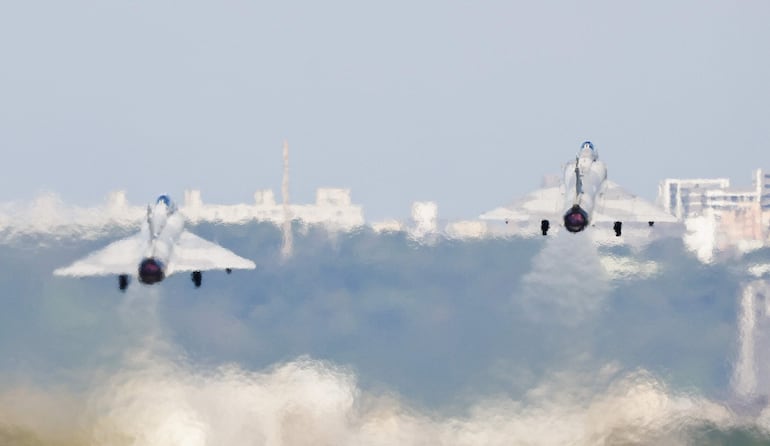 Aviones de combate taiwaneses despegan de una base aérea en Hsinchu, este martes.