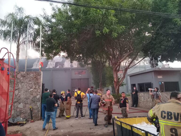 Un gran incendio se registró esta madrugada en depósitos ubicados sobre la calle San Carlos y Río Ypané, entre Fernando de la Mora y San Lorenzo.