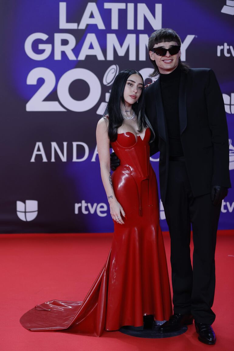 El cantante y compositor mexicano Peso Pluma junto a Nicki Nicole en la alfombra roja de la gala anual de los Latin Grammy. (EFE/Jorge Zapata)
