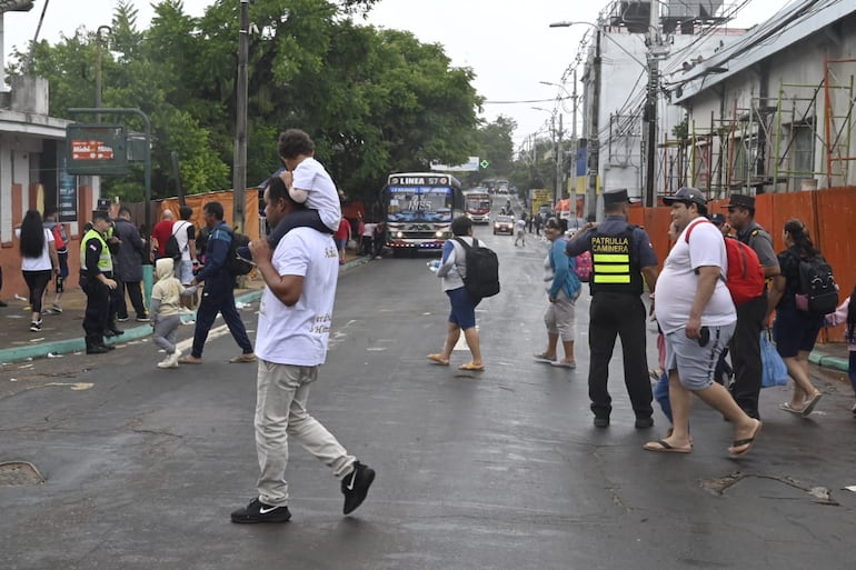 Peregrinos retornan a sus casas tras participar de los festejos centrales en honor a la Virgen de Caacupé.