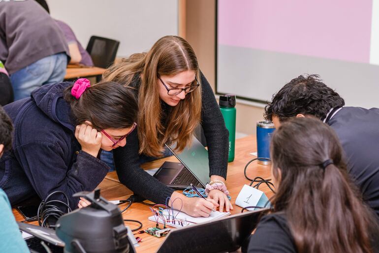 Jóvenes y adultos pueden participar de los talleres gratuitos de programación.