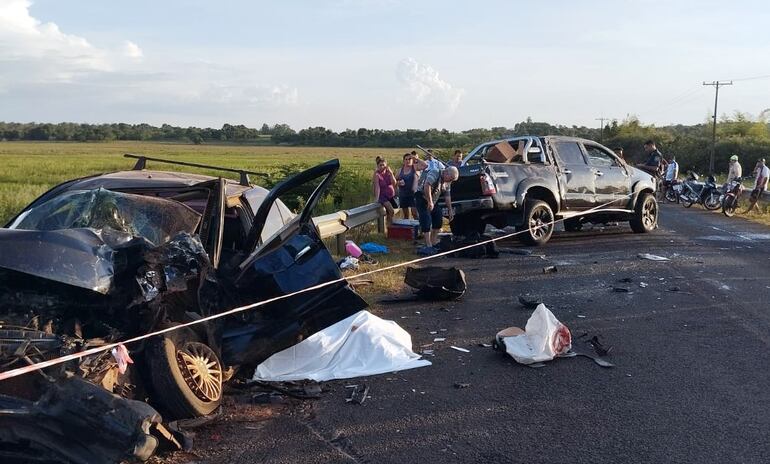 Totalmente destrozado quedó el automóvil de menor porte donde viajaba la víctima fatal Artemio Reyes con un hijo, quien también resultó con heridas.