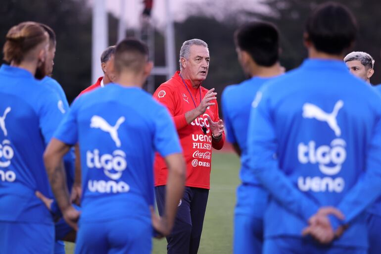 El argentino Gustavo Alfaro, entrenador de Paraguay, en el entrenamiento del plantel en el Centro de Alto Rendimiento, en Ypané