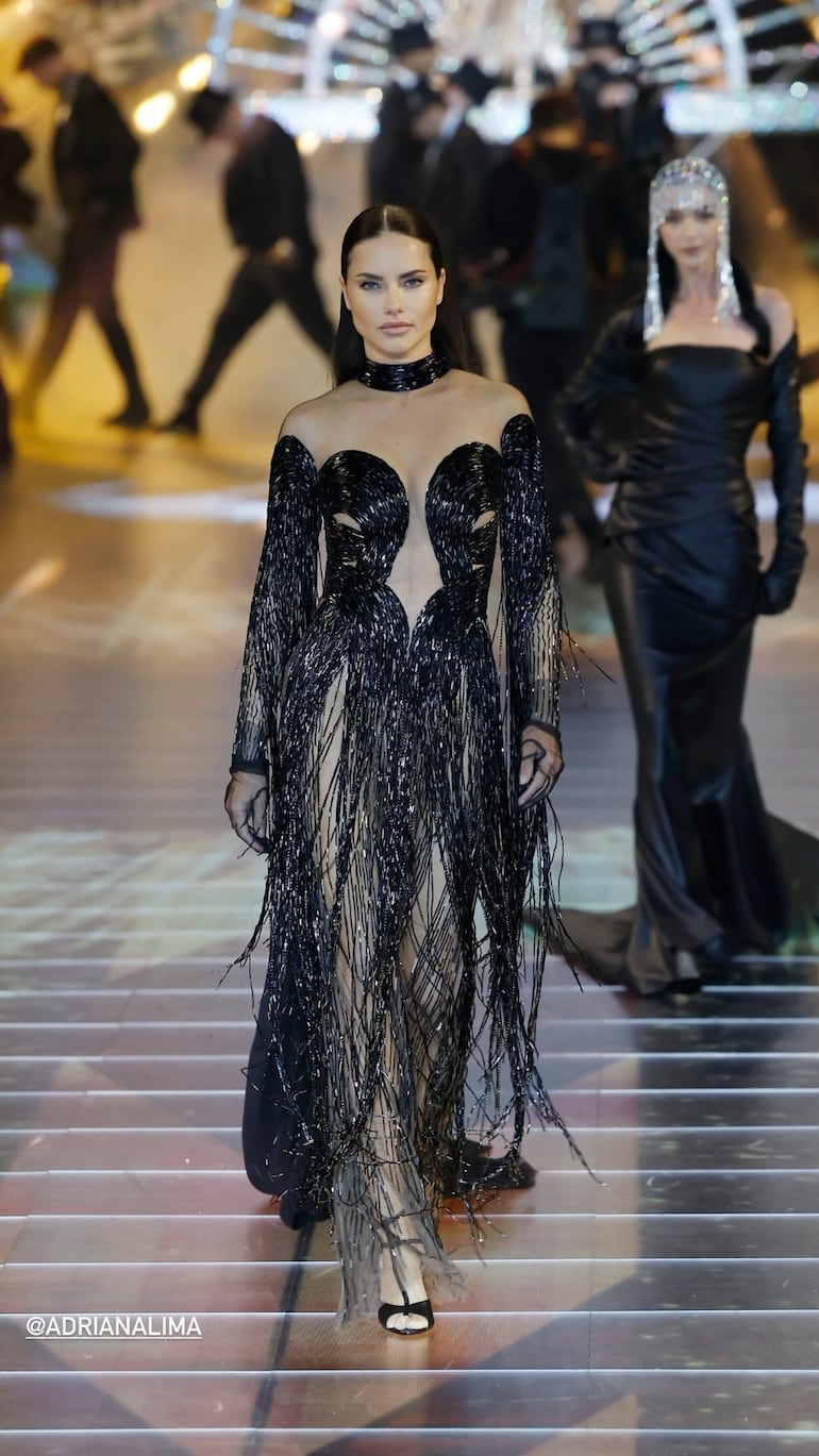 Adriana Lima, vestida por Elie Saab.