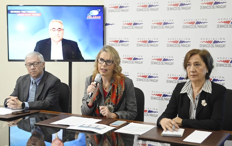 Edgar Alarcón, director ejecutivo de Asoban; Liz Cramer, presidenta Ejecutiva de Asoban; Sara Centurión, coordinadora local de la asamblea de Felaban, en la última conferencia de prensa realizada en agosto.