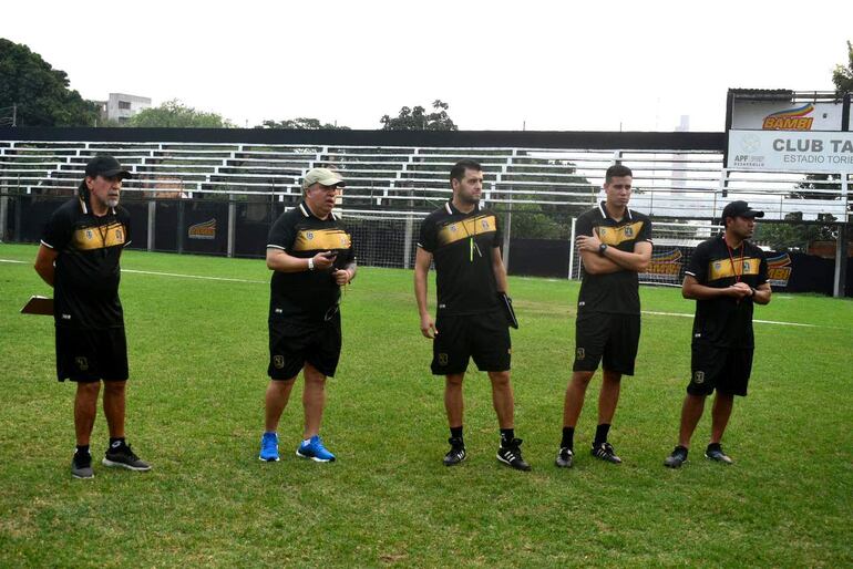 Robert Pereira Molina (segundo  de la izquierda), con integrantes de su cuerpo técnico.