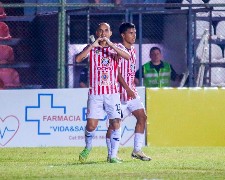 Orlando Gallardo (30 años) festeja su gol y el tercero para San Lorenzo.