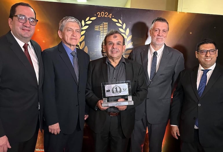 El Ing. Gustavo Samaniego (centro) recibió el premio.