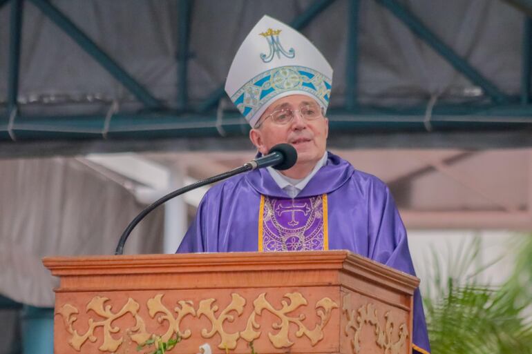 Monseñor Guillermo Steckling, obispo de la diócesis de Ciudad del Este presidió la misa vespertina en el séptimo día del novenario de la Viregen de Caacupé.