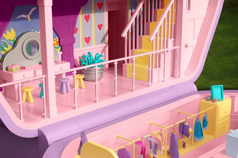 Fotografía cedida por Above Summit de la casa de la icónica muñeca Polly Pocket en tamaño real dispuesta como alojamiento a través de la plataforma Airbnb, en la localidad de Littleton en Massachusetts (EE.UU.). La casa en forma de una estuche de Polly Pocket, la icónica muñeca de la década de 1990 de la empresa Mattel, existe ahora en tamaño real en Massachusetts (EE.UU.) y convertida en alojamiento a través de la plataforma Airbnb, con motivo de la celebración de los 35 años del juguete.